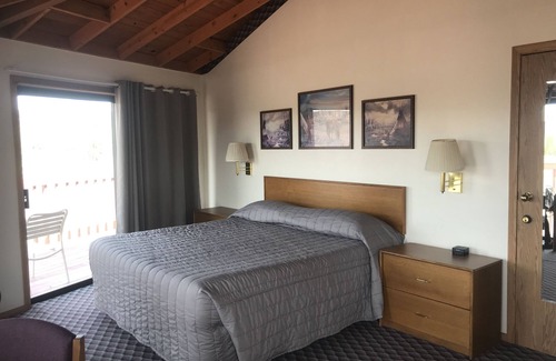 Crooked River Ranch Hotel | Hotel Room with 1 KING bed, Pets OK with Additional Fee
