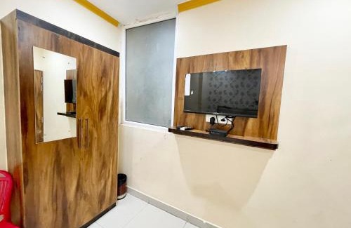 Varanasi Hotel | HOTEL RUDRA ! Varanasi ! fully-Air-Conditioned hotel at prime location with Parking-LIFT-wifi-Restaurant availability, near Kashi Vishwanath Temple, and Ganga ghat, Luxurious Rooms