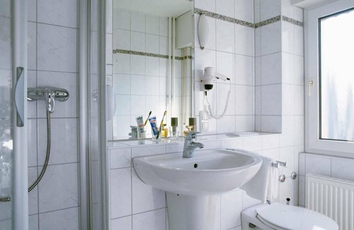 Neu-Isenburg Hotel | Hotel Sauer Garni