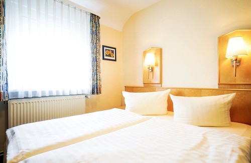 Neu-Isenburg Hotel | Hotel Sauer Garni