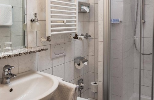Neu-Isenburg Hotel | Hotel Sauer Garni