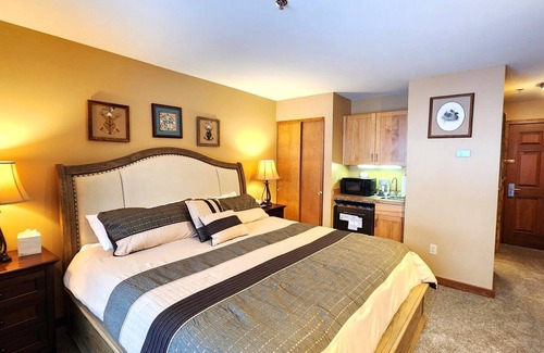 Whitefish Hotel | Hotel Style Room near Ski Slopes
