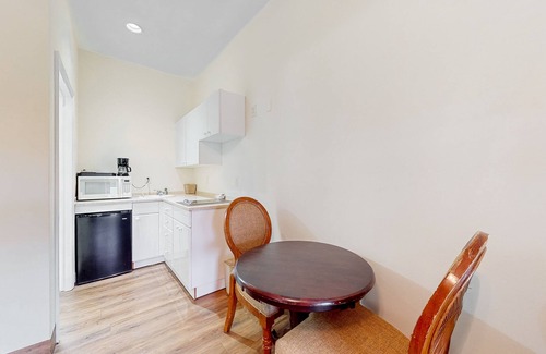 Naples House | Hotel-style studio near marina with pool, game room, sauna, tennis, BBQ, gym