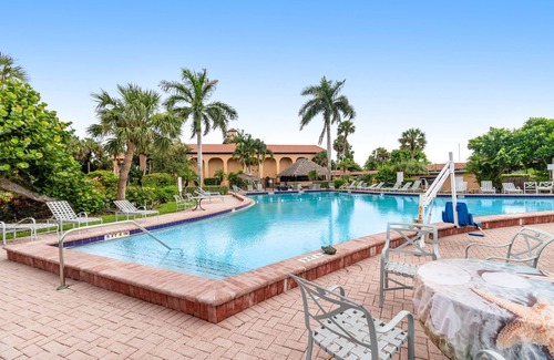 Naples House | Hotel-style studio near marina with pool, game room, sauna, tennis, BBQ, gym