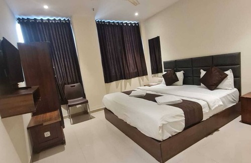Surat Hotel | HOTEL SUNRISE CAVE