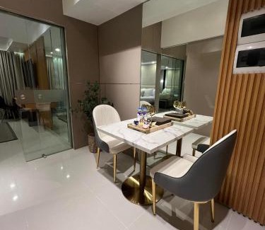 Bonifacio Global City Apartment | Hotel Vibe Condo at Uptown Parksuites BGC