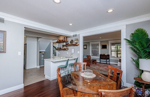 Columbia House | HOTTUB! private outdoor spaces-WALK downtown and MU. PETS OK Top Notch finishes