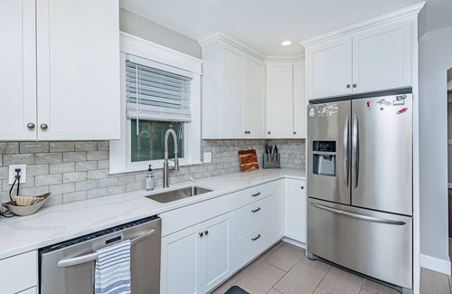 Columbia House | HOTTUB! private outdoor spaces-WALK downtown and MU. PETS OK Top Notch finishes