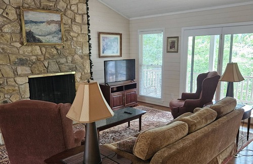 Mount Gilead House | House and Dock on lake Tillery, NC, 4 nights