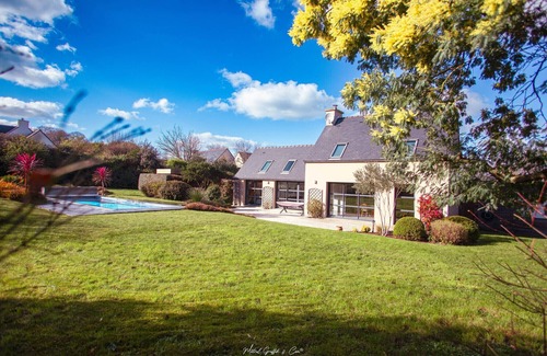 Penvenan Ski Chalet | House for 10 with large garden and swimming pool