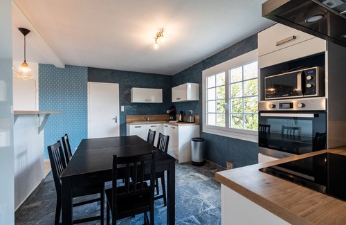 Les Salles-De-Castillon House | House in the Heart of the Vineyards