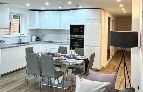 Selsdon and Ballards House | House in Croydon welcomes you to Comfort and style
