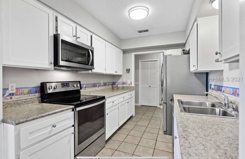 Lawton Woods House | House in Sea Pines w Parking, Bikes, Trail, Fire Pit, BBQ Grill