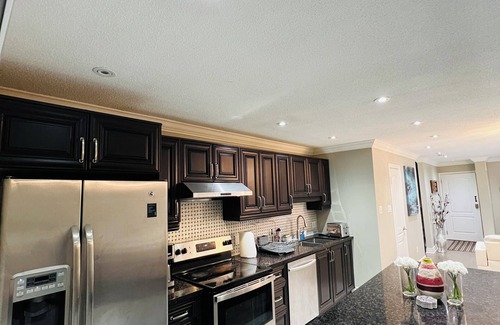 Oakridge House | House Near Downtown with Patio