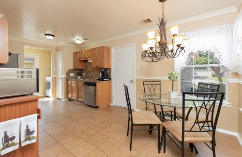 Humble House | House Near IAH Airport - 3BD, 2Bath w/Parking