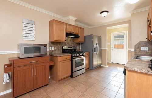 Humble House | House Near IAH Airport - 3BD, 2Bath w/Parking