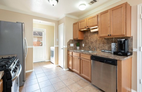 Humble House | House Near IAH Airport - 3BD, 2Bath w/Parking
