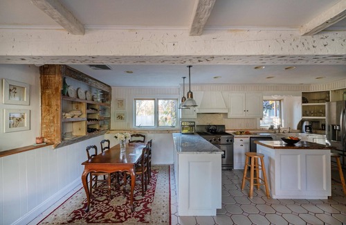 New Preston House | House Nestled Bet Vineyards/Pool, Sauna and Spa