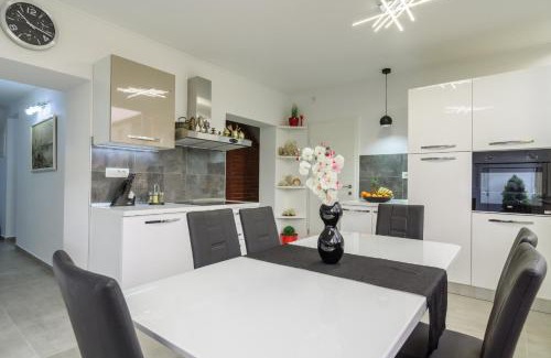 Kastel Kambelovac Apartment | House Niko