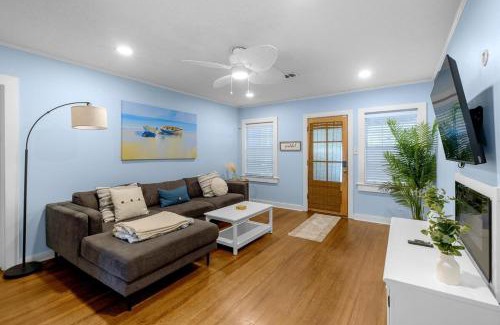 Gulfport House | House on 6th- 3 bed/2 bath home located a short drive to downtown Gulfport