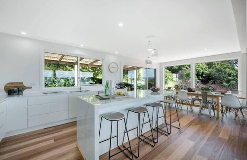 Sandy Bay House | House on the Hill with a View – Sleeps 12, 3 Bath