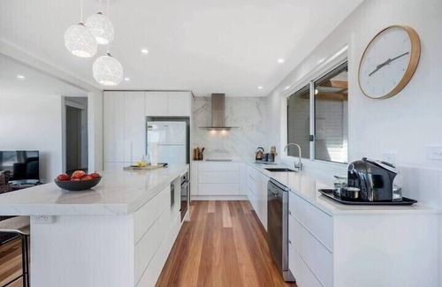 Sandy Bay House | House on the Hill with a View – Sleeps 12, 3 Bath