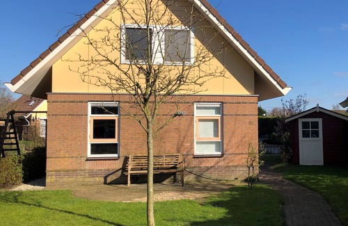 Medemblik House | House on the Zuiderzee beach, vacation home right on the water with Wifi