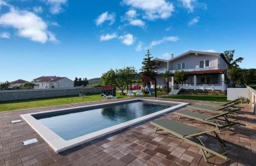 Ljubac House | House Rose with Garden and Pool