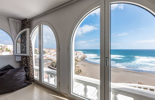Telde Villa | House terrace 100m above the beach.Magnificent views180ºbeach.Golf. Free Wifi