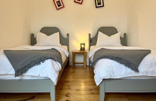 Poole House | House with parking, short stroll to Quay, shops and restaurants