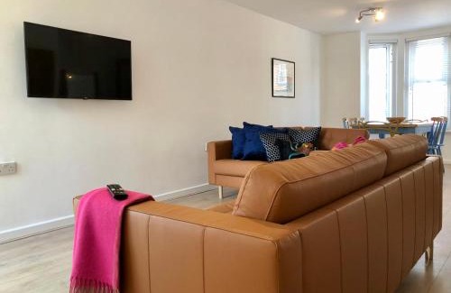 Poole House | House with parking, short stroll to Quay, shops and restaurants