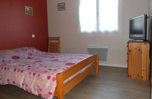 Breuillet House | House with pink shutters