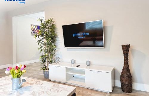 Biscayne Park House | HOUSE WITH POOL and BBQ, 12 MIN to the BEACH