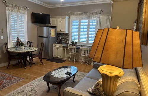Hendersonville Apartment | House with private ￼apartment, latest appliance,View,flowers, Creekside.