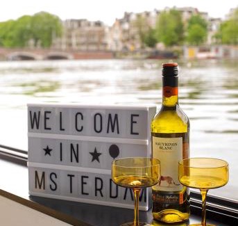 De Pijp Bed & Breakfast | Houseboat Amsterdam - Room with a view
