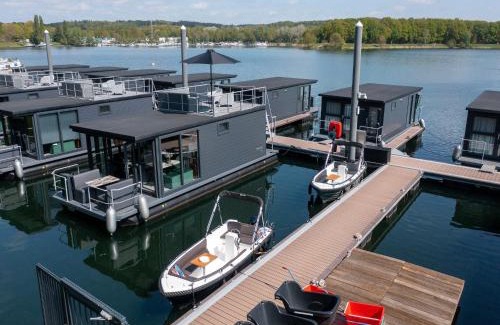 Middelaar Boat Rental | Houseboat at Mookerplas with Barrel Sauna, cleaning included
