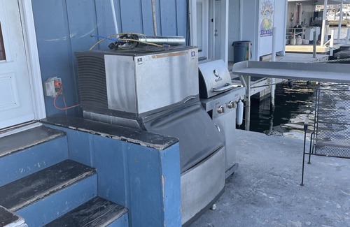 Venice Boat Rental | Houseboat at Venice Marina (Front Row View) w/Ice Machine