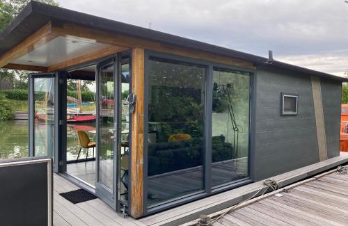 Monnickendam Boat Rental | Houseboat De Amstel