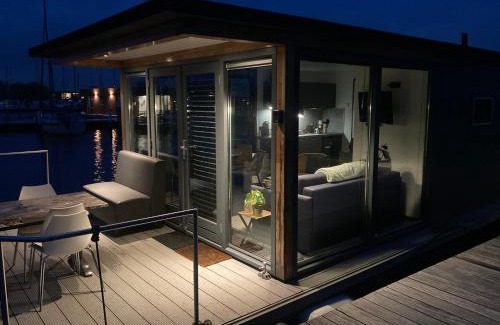 Monnickendam Boat Rental | Houseboat De Amstel