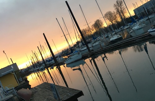 East Columbia Boat Rental | Houseboat in Portland | *NEW* Himalayan Salt Cave & Infrared Chromotherapy Sauna