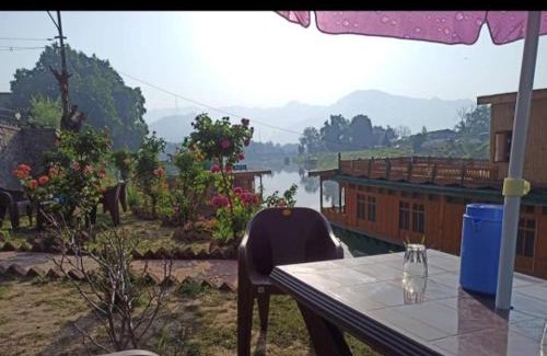 Srinagar Hotel | Houseboat Karima palace