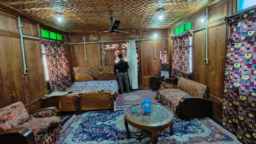 Srinagar Hotel | Houseboat Karima palace