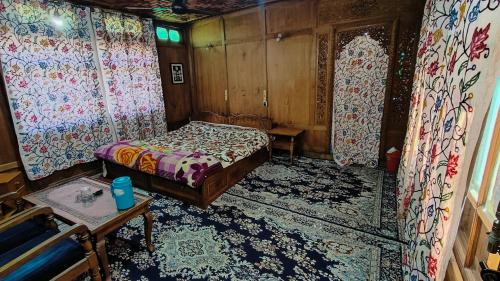Srinagar Hotel | Houseboat Karima palace
