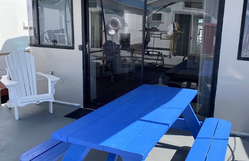 Tavernier Boat Rental | Houseboat offers a rooftop deck for stunning views of the sunrise and sunset.