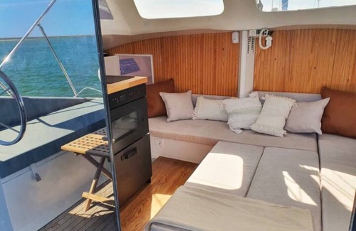 Sao Pedro Boat Rental | houseboat waterfront sleepandboat