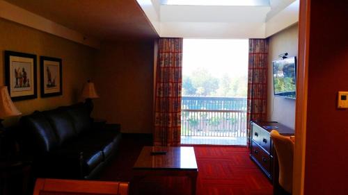 Anaheim Resort Hotel | Howard Johnson by Wyndham Anaheim Hotel & Water Playground