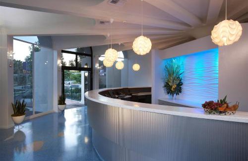 Anaheim Resort Hotel | Howard Johnson by Wyndham Anaheim Hotel & Water Playground