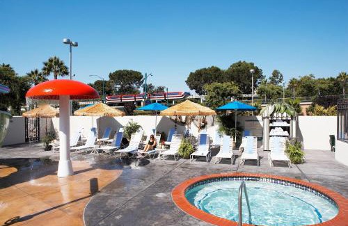Anaheim Resort Hotel | Howard Johnson by Wyndham Anaheim Hotel & Water Playground