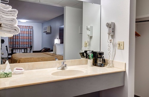 Branson Theater District Hotel | Howard Johnson by Wyndham Branson Theatre District