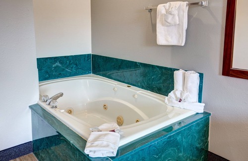 Branson Theater District Hotel | Howard Johnson by Wyndham Branson Theatre District